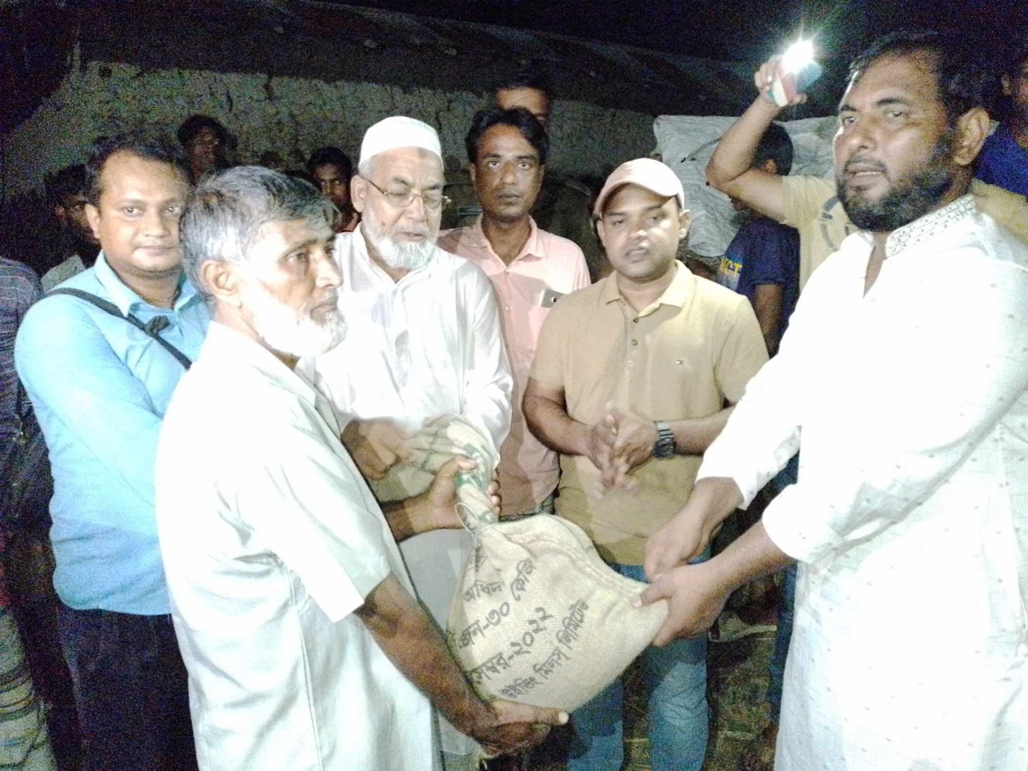 নওগাঁর সাপাহারে বন্যার্তদের মাঝে সরকারি ত্রান বিতরণ